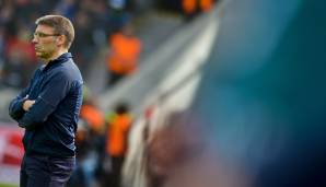Der FC Schalke 04 bereitet sich auf eine mögliche zweite Saison in der 2. Bundesliga vor und will offenbar, um die fehlenden Bundesliga-Einnahmen zu kompensieren, auch die Mitarbeiter-Gehälter zeitweise reduzieren.