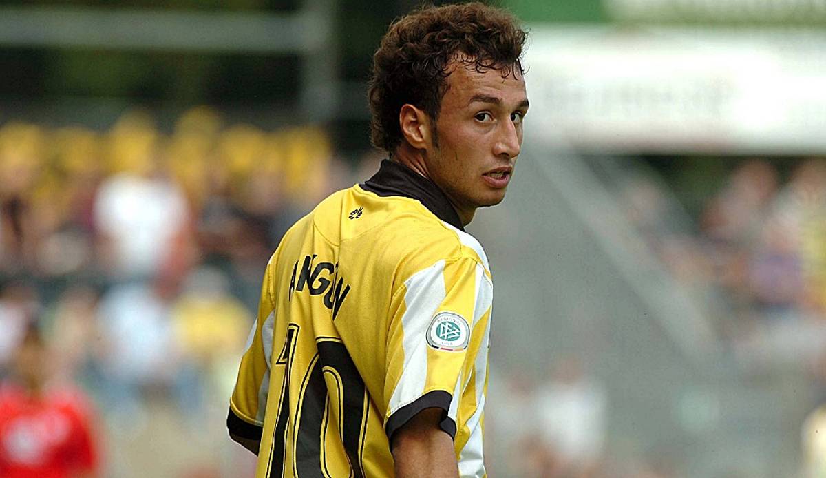 Akgün kam nämlich im Juli 2004 mit 17 Jahren, 11 Monaten und 11 Tagen beim 1:0 in Genk zum Einsatz und ist damit einer der jüngsten je eingesetzten Dortmunder. Später spielte er noch 80 Mal in der Süper Lig für Besiktas, Genclerbirligi und Erciyesspor.