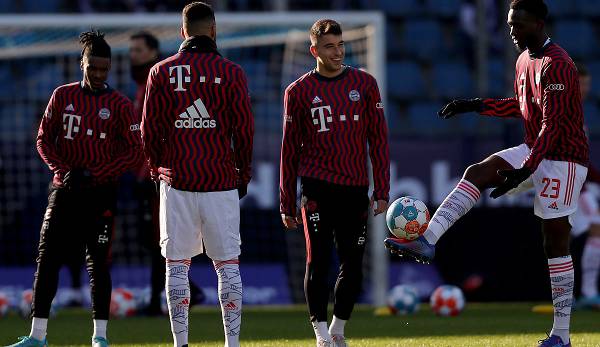Beim Aufwärmen hatten die Bayern-Spieler trotz mangelnder Stromversorgung gute Laune.