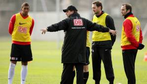 Götz 2007 als Cheftrainer von Hertha BSC mit Jerome Boateng (l.), Josip Simunic (2.v.re.) und Dick van Burik (r.).