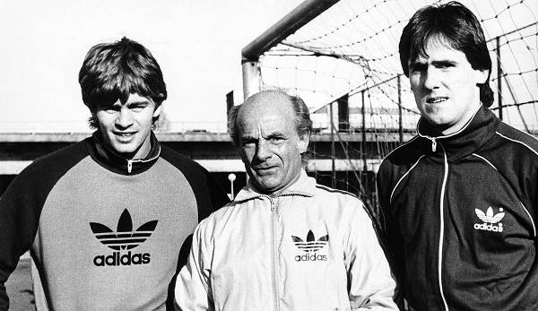 Falko Götz (left), Leverkusen coach Dettmar Cramer and Dirk Schlegel (right) in November 1983.