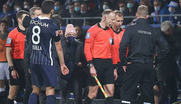 Der VfL Bochum zieht offenbar mögliche Konsequenzen aus dem Becherwurf auf Linienrichter Christian Gittelmann, woraufhin die Partie zwischen dem Aufsteiger und Borussia Mönchengladbach am vergangenen Freitag abgebrochen wurde.