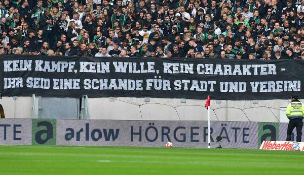 Die Fans von Borussia Mönchengladbach brachten in Freiburg ihren Frust in Form eines Plakats zum Ausdruck.