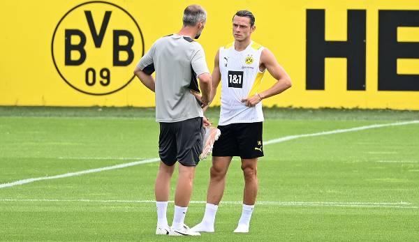 Zwiegespräch während der Sommer-Vorbereitung: BVB-Trainer Marco Rose mit Nico Schulz.