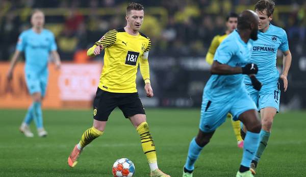 Marco Reus tries to get past Fürth's players Max Christiansen and Jetro Willems.