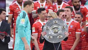 Premiere: Zum ersten Mal wurde Kapitän Manuel Neuer die Meisterschale von der neuen DFL-Chefin Donata Hopfen überreicht.