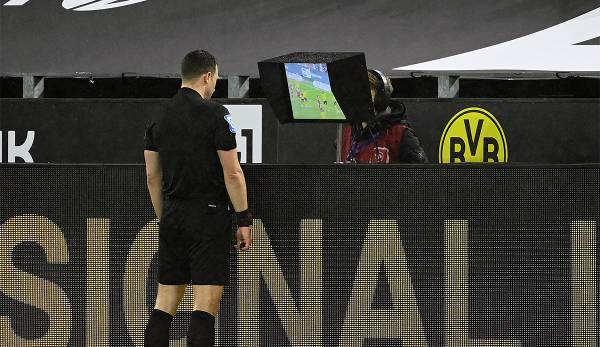 The video assistant supports the main referees - also with hand games.