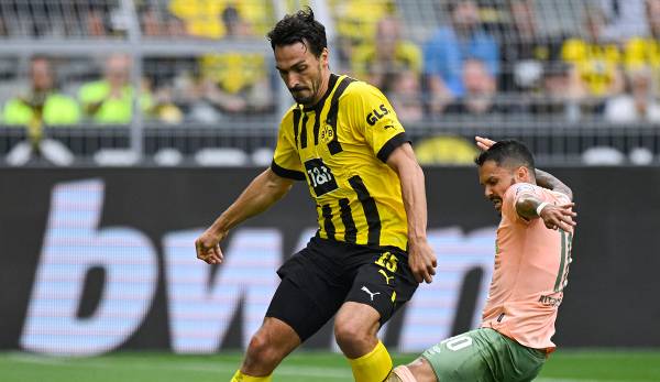 Mats Hummels had to be substituted early against Werder Bremen.