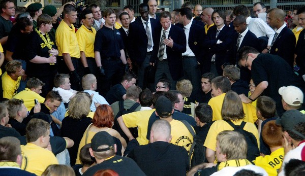 The BVB players in exchange with their disappointed fans.