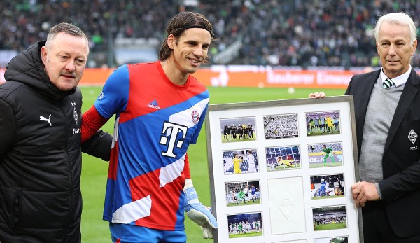 Yann Sommer (middle) said goodbye to his former club Borussia Mönchengladbach before the game kicked off.