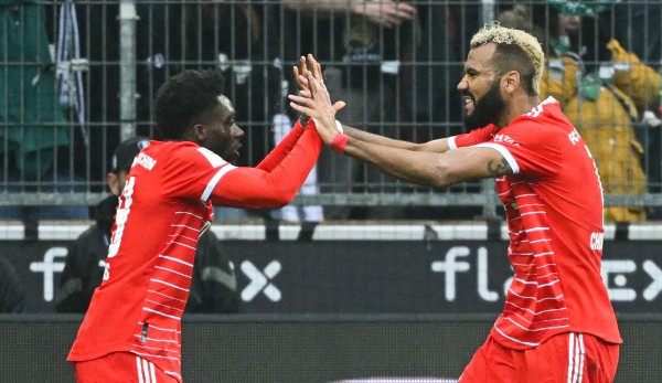 Eric Maxim Choupo-Moting (right) and Alphonso Davies celebrate their co-production of FC Bayern Munich's 1-1 draw at Borussia Mönchengladbach.