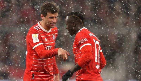 Thomas Müller (left) welcomes the recovered Sadio Mané back on the field.