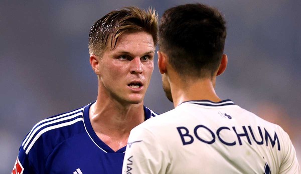 Schalke won the first half of the game against Bochum 3-1.