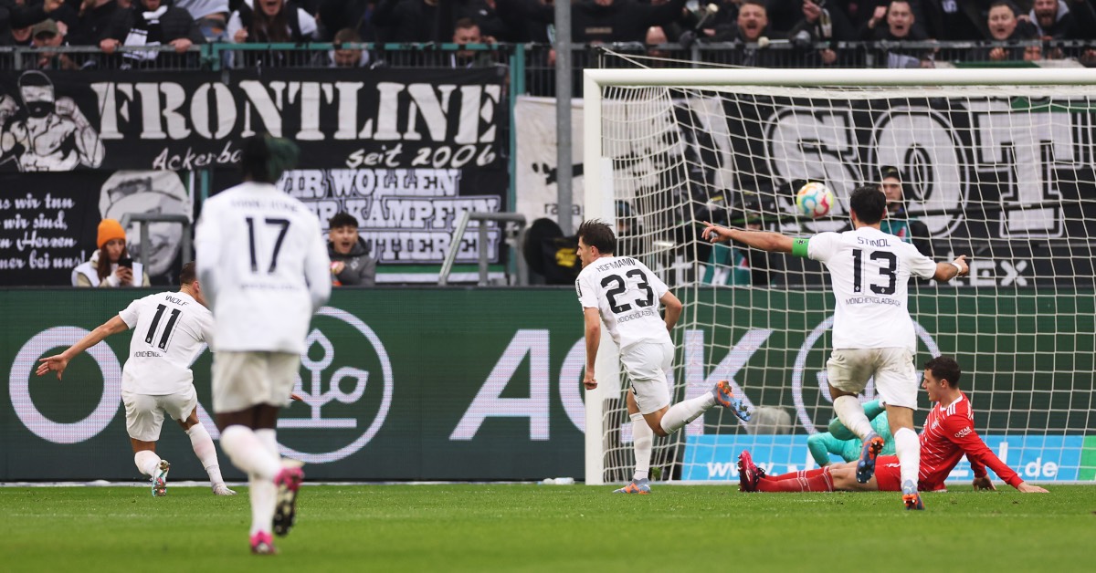 Wieder Vorteil Mönchengladbach: Jonas Hofmann trifft zum 2:1 gegen den FC Bayern München.