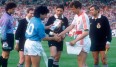 UEFA-Cup-Finale 1989: Die Kapitäne Karl Allgöwer (r.) und Diego Maradona bei der Seitenwahl.
