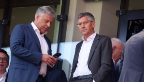 Der Moment, in dem sie erfuhren, dass die News durchgesteckt worden war? FC Bayerns Präsident Herbert Hainer (re.) und Kommunikationschef Stefan Mennerich.