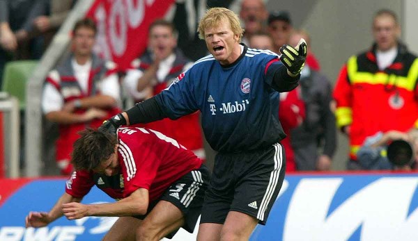 The incident in September 2022: Oliver Kahn grabs Thomas Brdaric by the neck.