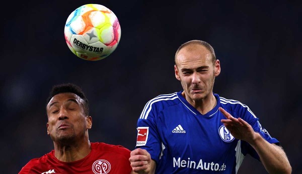 Schalke 04 won the first leg match against Mainz 1-0.