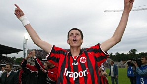 Eine Woche nach seinem Doppelpack gegen Oberhausen bejubelt Dino Toppmöller 2003 den Bundesliga-Aufstieg von Eintracht Frankfurt.