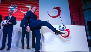 Bayern Münchens Vorstand Rummenigge mit dem Startschuss in China