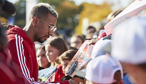 Jerome Boateng verteilt Autogramme bei einem Medien-Event des FC Bayern