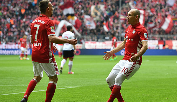 Arjen Robben und Franck Ribery feiern zusammen nach einem Tor