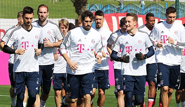 FC Bayern: Sven Ulreich absolviert Passübungen - Robert Lewandowski beim Aufwärmen dabei