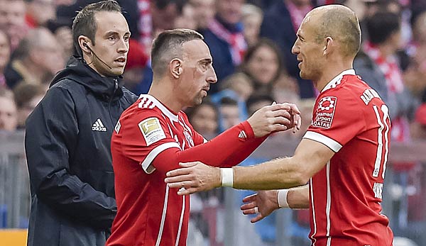 Arjen Robben wird beim Spiel des FC Bayern für Franck Ribery ausgewechselt