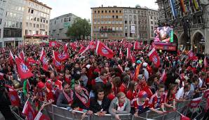 Der FC Bayern München feiert seine Meisterschaft standesgemäß auf dem Münchner Marienplatz.