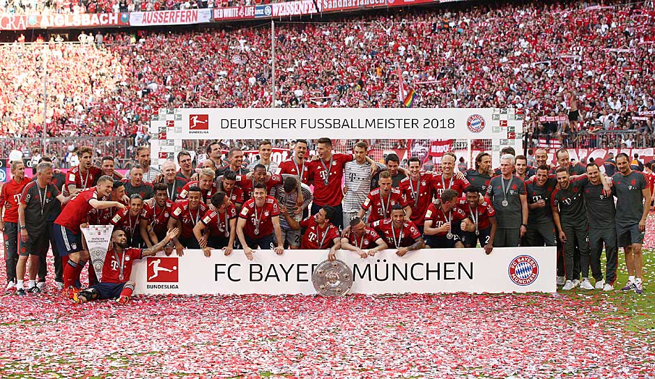 Die Saison ist beendet und der FC Bayern bekommt zum 28. Mal die Meisterschale überreicht. Traditionell feiern die Münchner ihren Titel mit Konfetti und Weißbier. Doch es wird auch emotional: Jupp Heynckes wird vor dem letzten Spiel verabschiedet.