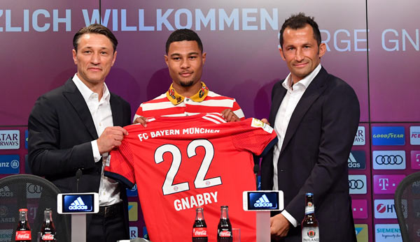 Der FC Bayern heißt Trainer Niko Kovac (l.) und Rückkehrer Serge Gnabry (M.) willkommen.
