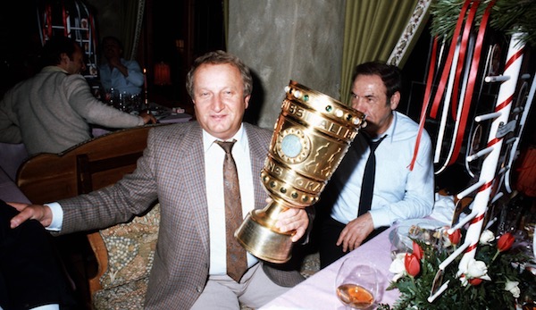 Adi Weber arbeitet seit 51 Jahren als Schiedsrichterbetreuer beim FC Bayern.