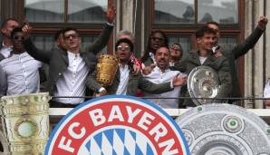 Deutscher Meister und Pokalsieger: Mit zwei Trophäen ließen sich die Stars des FC Bayern München auf dem Marienplatz feiern. Franck Ribery ist mal wieder nah am Wasser gebaut - und Müller verteilt Watschn. SPOX zeigt die besten Bilder.