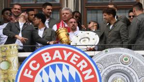 Irgendwann waren sie dann da - Pokal und Meisterschale hatte natürlich Franck Ribery in den Armen. Dass so viele Bayern Sonnenbrillen aufhatten, war nicht nur der Sonne geschuldet, nehmen wir mal an ...