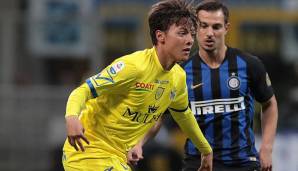 EMANUEL VIGNATO: Der erst 18 Jahre alte Flügelspieler kam in dieser Saison bei Chievo zu seinem Serie-A-Debüt und überzeugte auf Anhieb. Weil Chievo abgestiegen ist, muss Vignato eine Entscheidung treffen. Das schreibt die Gazzetta dello Sport.