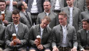 "Pfui Deibel!" Ersatzkeeper Ron-Thorben Hoffmann scheint mit seinen 20 Jahren wohl noch nicht auf den Geschmack von Bier gekommen zu sein.