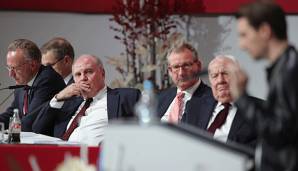 Konsternierte Blicke: Bayern-Präsident Uli Hoeneß auf der Jahreshauptversammlung des FCB während der Wutrede von Mitglied Johannes Bachmayr.