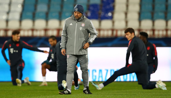 Vollste Konzentration: FCB-Cheftrainer Hansi Flick überwacht das Training.