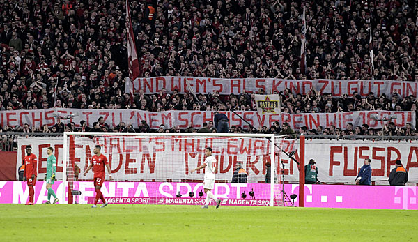 Fans des FC Bayern München schießen gegen Ewald Lienen.