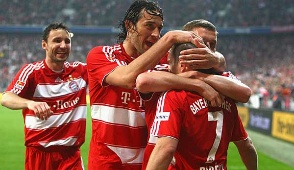 Spielten gemeinsam mehr als drei Jahre beim FC Bayern: Mark van Bommel (Hintergrund), Luca Toni und Franck Ribery.