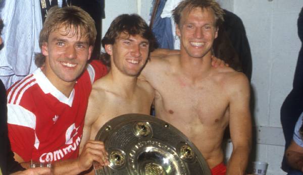 Mit dem FC Bayern München wurde Hansi Flick (links, hier mit Ludwig Kögl und Hansi Plügler) 1986, 1987, 1989 und 1990 deutscher Meister.