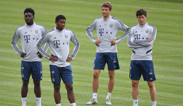 Die Spieler des FC Bayern München trainieren derzeit nur in Kleingruppen.