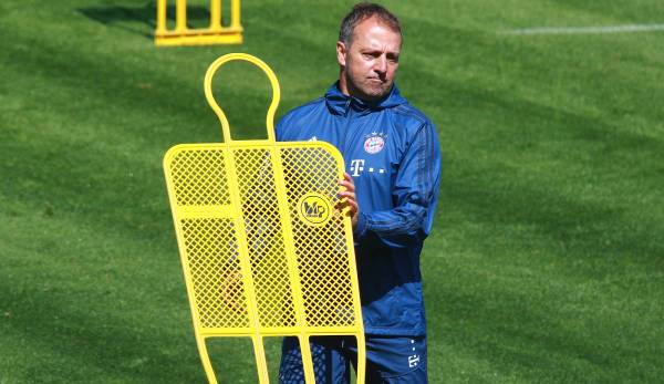 Hansi Flick bleibt auch über den Sommer hinaus Cheftrainer des FC Bayern.