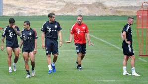 Bayern-Trainer Hansi Flick (M.) möchte mit dem Team nach Bundesliga und DFB-Pokal auch die Champions League gewinnen.