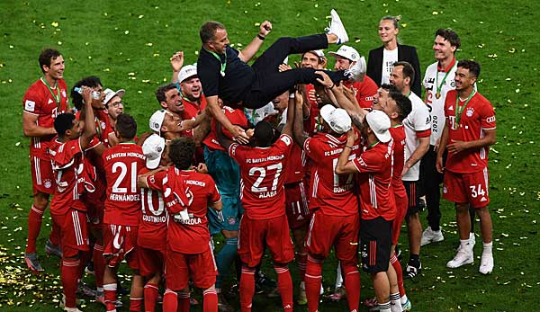 Hoch soll er leben: Hansi Flick führte den FC Bayern aus der sportlichen Krise und gewann am Ende das Double.
