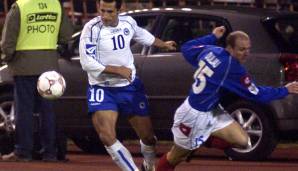 Hasan Salihamidzic 2005 bei einem Länderspiel mit Bosnien und Herzegowina gegen Serbien und Montenegro.