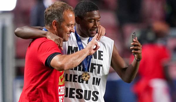 David Alaba macht nach dem siegreichen Champions-League-Finale ein Selfie mit Trainer Hansi Flick.
