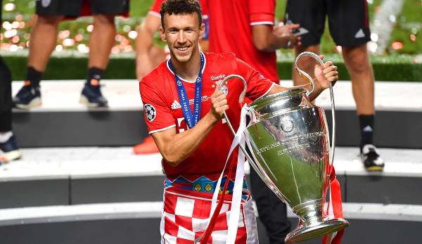 Ivan Perisic feiert mit dem Champions-League-Pokal und der kroatischen Landesflagge.