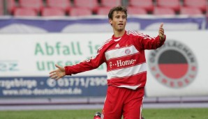 ABWEHR - TIMO HEINZE: Der Rechtsverteidiger blieb noch ein Jahr in der U19 und ging dann hoch in die Zweite. Nach vier Jahren zog es ihn nach Haching, dort spielte er aber nur ein Jahr. Nach einer weiteren Saison bei Fotuna Köln beendete er die Karriere.