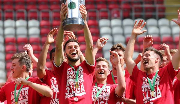 Leon Dajaku (mit Pokal) gewann in der vergangenen Saison mit der Reservemannschaft des FC Bayern München den Meistertitel in der 3. Liga.